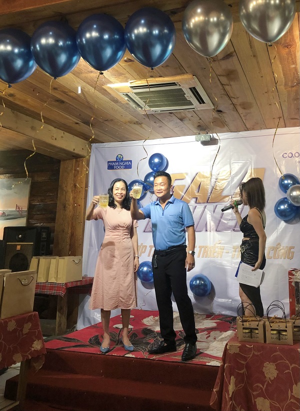 Đại diện Phạm Nghĩa và siêu thị Co.opmart nâng ly mừng sự hợp tác của hai bên