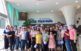 Đoàn siêu thị Co.opmart chụp ảnh lưu niệm tại văn phòng công ty Phạm Nghĩa