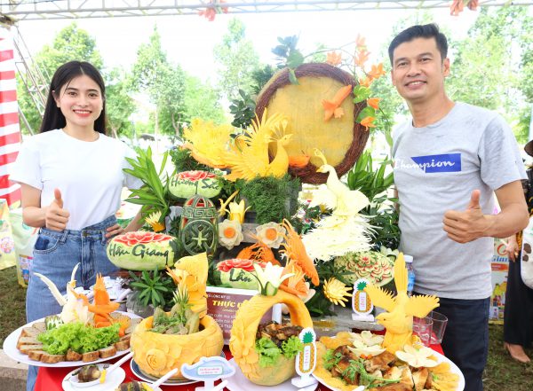 Nghệ sĩ Tiết Cương và Vashna Thiên Kim đại sứ hình ảnh giải Marathon quốc tế Vietcombank Mekong Delta - Hậu Giang 2022 thích thú với các món ăn chế biến từ cá Thát Lát và Khóm.