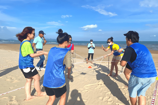 Trò chơi đầu tiên tại Phạm Nghĩa Food Team Building năm 2022 - chuyền trứng bằng dây 
