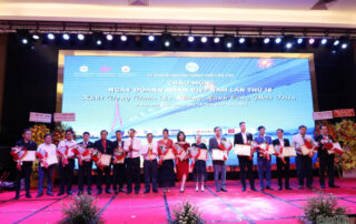 Đồng chí Lê Quang Mạnh và đồng chí Trần Việt Trường trao bằng khen cho các tập thể, cá nhân nhân ngày doanh nhân Việt Nam, trong đó có PHAM NGHIA FOOD