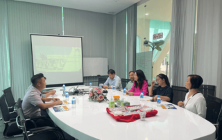 Bà Nguyễn Thị Hoàng Thúy, Vụ trưởng Bộ Công Thương, tham tán thương mại Việt Nam tại Bắc Âu trao đổi cùng PHAM NGHIA FOOD