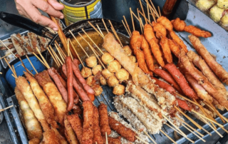 Xiên bẩn có vẻ ngoài bắt mắt với màu vàng óng ánh của dầu đọng lại, là một món ăn được ưa thích bởi nhiều học sinh, sinh viên