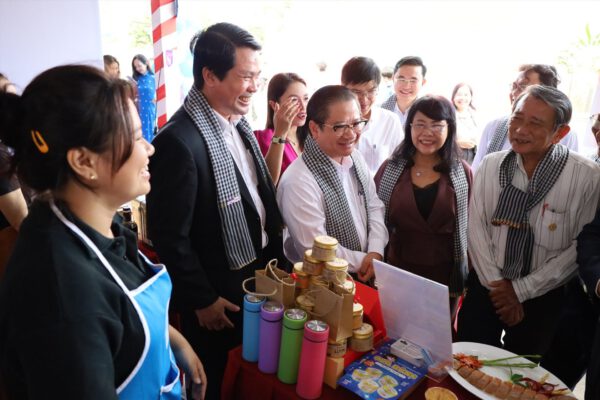 Ông Trần Việt Trường - Chủ tịch UBND TP. Cần Thơ dành sự quan tâm cho sản phẩm Chà bông thượng hạng của PHAM NGHIA FOOD tại chương trình lần này