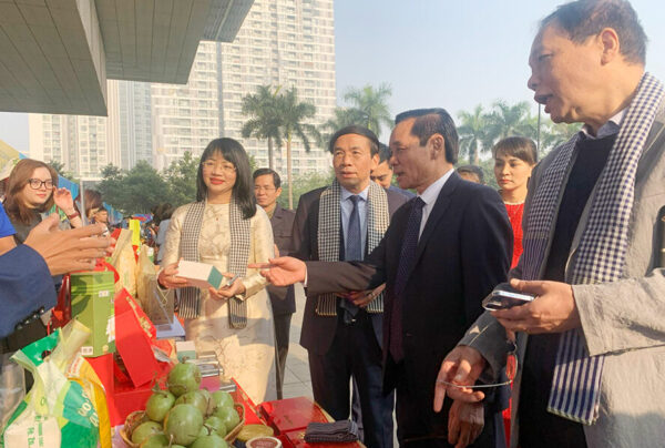 Các đại biểu tham quan tại Festival sản phẩm nông nghiệp và làng nghề Hà Nội 2022