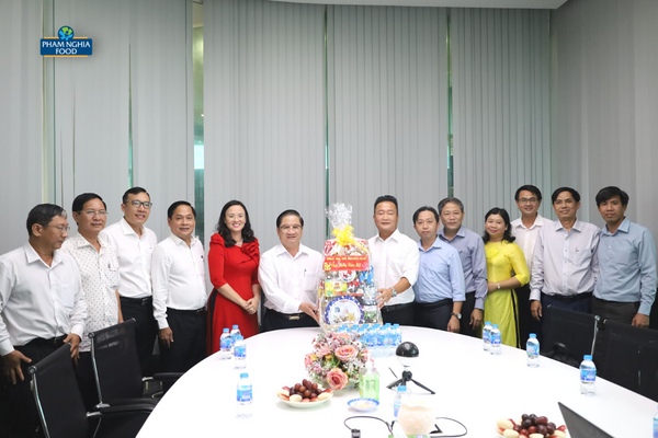 Đoàn công tác của Chủ tịch UBND Trần Việt Trường dành tặng cho PHAM NGHIA FOOD một phần quà tri ân và khích lệ vô cùng ý nghĩa!
