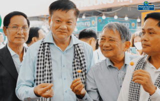 Ông Dương Tấn Hiển - Phó Chủ tịch Thường trực UBND TP. Cần Thơ cùng đoàn đại biểu thành phố dùng thử các sản phẩm của PHAM NGHIA FOOD