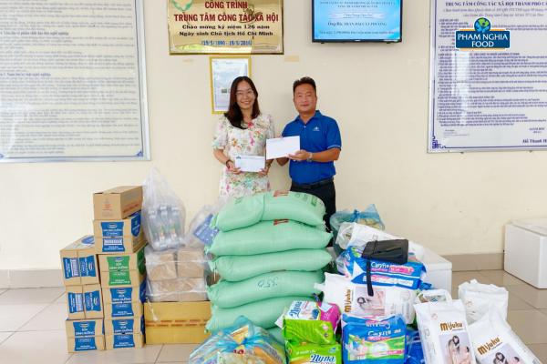 Đại diện công ty PHAM NGHIA FOOD nhận thư cảm ơn từ Bà Nguyễn Thị Bích Vân - Phó Giám đốc trung tâm Công tác xã hội TP Cần Thơ
