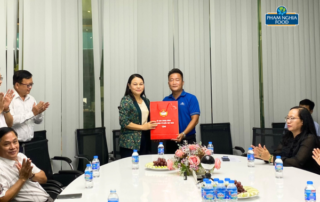 Bà Nguyễn Thị Thu Hà thay mặt Đoàn kiểm tra Ban chỉ đạo Trung ương gửi tặng PHAM NGHIA FOOD một món quà kỷ niệm hết sức ý nghĩa