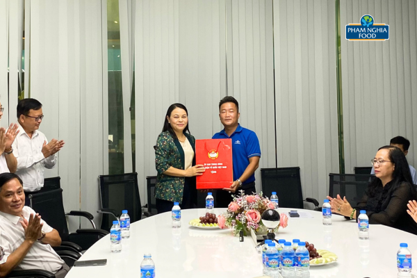 Bà Nguyễn Thị Thu Hà thay mặt Đoàn kiểm tra Ban chỉ đạo Trung ương gửi tặng PHAM NGHIA FOOD một món quà kỷ niệm hết sức ý nghĩa