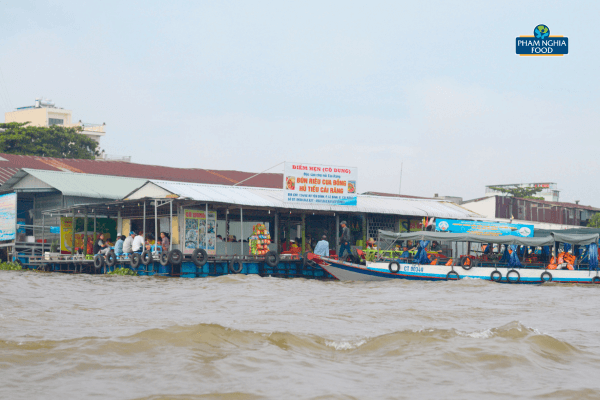Nét văn hóa độc đáo trên sông tại chợ nổi Cái Răng gây ấn tượng mạnh mẽ với nhiều du khách