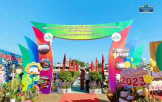 Du khách hào hứng chụp ảnh check-in tại "Ngày hội Du lịch Văn hóa Chợ nổi Cái Răng 2023”