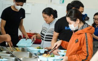 Không khí hân hoan, phấn khởi của các nhân viên nhà Phạm Nghĩa khi lựa chọn các món ăn tại quầy buffet thân tình nhà Phạm Nghĩa