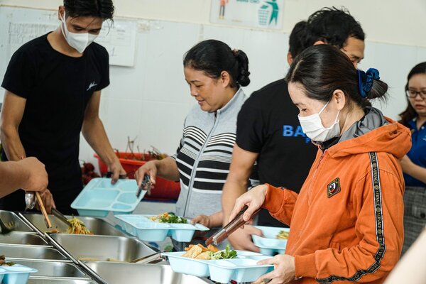Không khí hân hoan, phấn khởi của các nhân viên nhà Phạm Nghĩa khi lựa chọn các món ăn tại quầy buffet thân tình nhà Phạm Nghĩa