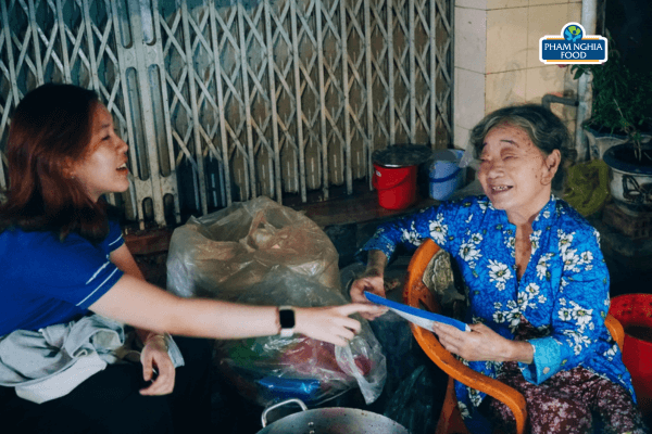 Nụ cười tươi rói của bà Hai như tiếp thêm động lực giúp Phạm Nghĩa sẽ càng cố gắng hơn để có thể tiếp tục hỗ trợ nhiều hoàn cảnh khó khăn trong tương lai