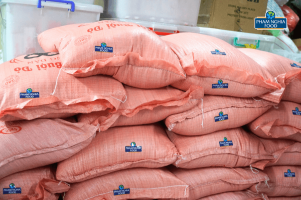 Công ty PHAM NGHIA FOOD hỗ trợ 1 tấn gạo đến Quán Cơm Chay 0 Đồng như một lời tri ân, góp sức để cùng tạo nên nhiều bữa ăn 0 đồng ấm áp tình người giữa chốn phố thị phồn hoa