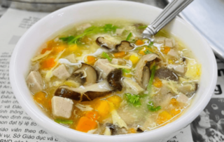 Súp nấm kích thích sự thèm ăn của trẻ với màu sắc bắt mắt của các nguyên liệu cùng hương vị thơm ngon khó cưỡng