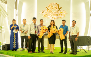 Đại diện công ty PHAM NGHIA FOOD (Thứ 3 từ phải qua) nhận hoa lưu niệm từ Ban tổ chức chương trình