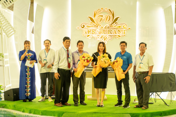 Đại diện công ty PHAM NGHIA FOOD (Thứ 3 từ phải qua) nhận hoa lưu niệm từ Ban tổ chức chương trình