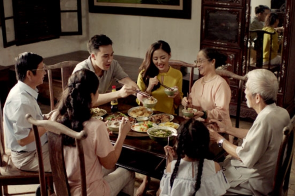 Mâm cơm gia đình cùng những món ăn quê nhà - Biểu tượng cho sự hài hòa, ấm êm và hạnh phúc, là nơi nuôi dưỡng tình cảm thắm thiết giữa các thế hệ trong gia đình
