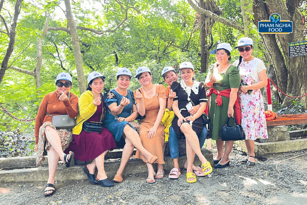 Các chị em phụ nữ nhà Phạm Nghĩa "thả dáng" lưu giữ lại kỷ niệm của chuyến Company Trip 2023