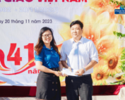 đại diện công ty Phạm Nghĩa trao tặng Thầy Nguyễn Hoàng Hiếu một khoản chi phí giúp Thầy trang trải cuộc sống nhân lễ Kỷ niệm ngày Nhà Giáo Việt Nam 20/11 tại trường