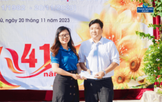 đại diện công ty Phạm Nghĩa trao tặng Thầy Nguyễn Hoàng Hiếu một khoản chi phí giúp Thầy trang trải cuộc sống nhân lễ Kỷ niệm ngày Nhà Giáo Việt Nam 20/11 tại trường