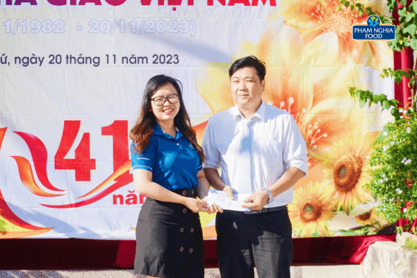 đại diện công ty Phạm Nghĩa trao tặng Thầy Nguyễn Hoàng Hiếu một khoản chi phí giúp Thầy trang trải cuộc sống nhân lễ Kỷ niệm ngày Nhà Giáo Việt Nam 20/11 tại trường