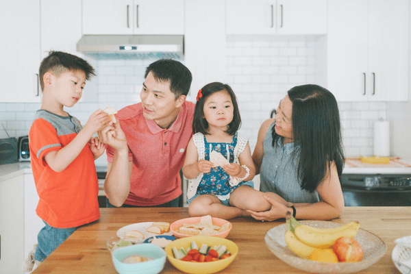 Khi trẻ lười ăn rau, ba mẹ nên thường xuyên khuyến khích và đưa ra lời khen ngợi để kích thích việc trẻ thực hiện những thói quen tốt