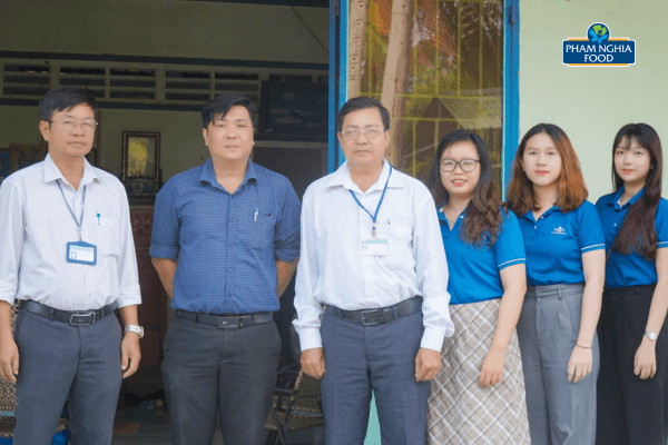 Team Phạm Nghĩa cùng đại diện trường TH Phú Thứ 2 đến thăm nhà Thầy Nguyễn Hoàng Hiếu (áo sơ mi xanh)