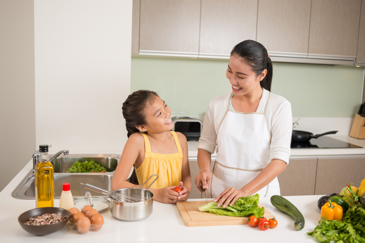 Cho trẻ cùng vào bếp và lựa chọn nguyên liệu rau, củ để chế biến thức ăn sẽ giúp trẻ cảm thấy gần gũi và quen thuộc, từ đó trẻ không còn cảm thấy xa lạ và biếng ăn rau