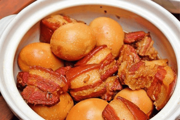 Thịt kho hột vịt - món ăn không thể thiếu trong mâm cỗ tết của miền Mam, tượng trưng cho sự sung túc, dư dả trong năm mới