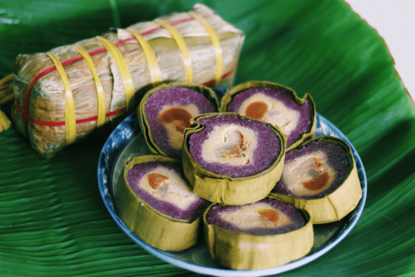 Bánh tét lá cẩm là một biểu tượng ẩm thực không thể phủ nhận trong văn hóa ẩm thực Miền Tây 