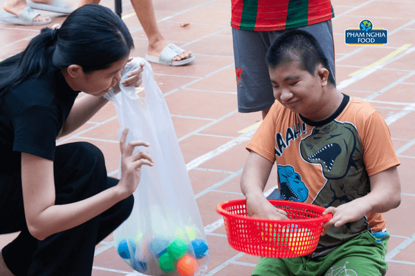 Các em nhỏ tại TT Công tác xã hội Cần Thơ vui vẻ tham gia các trò chơi cùng team PHAM NGHIA FOOD