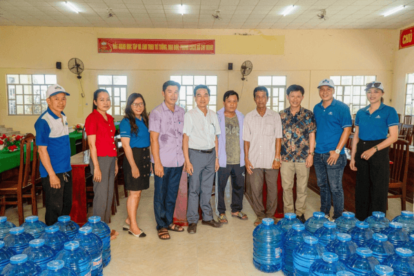 Team PHAM NGHIA FOOD chụp ảnh lưu niệm cùng đại diện các ban ngành xã Liêu Tú