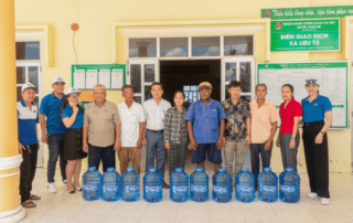 Team PHAM NGHIA FOOD chụp ảnh lưu niệm cùng các Anh, Chị đại diện các ban ngành xã Liêu Tú, Huyện Trần Đề, Tỉnh Sóc Trăng và bà con trong Chuyện Tử Tế Tập 13