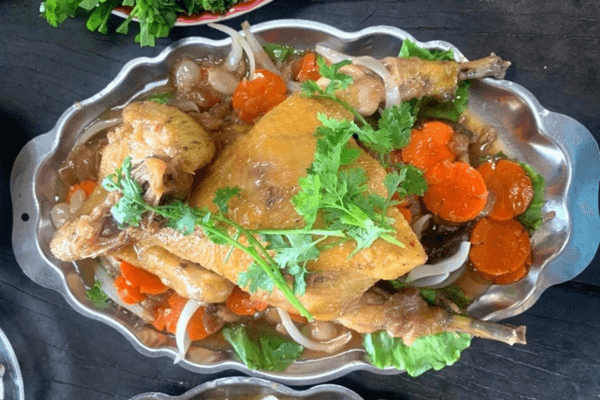Người Phong Điền dùng dâu địa phương tài tình chế biến món gà om dâu độc đáo