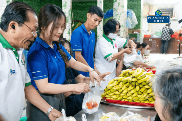 Team Phạm Nghĩa đã hòa mình vào không khí ấm áp, thân thương cùng các thành viên tại Quán cơm chay 0 đồng để chuẩn bị các suất ăn trước giờ phát cho bà con trong Chuyện tử tế tập 15