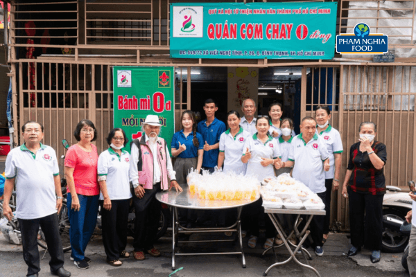 Team Phạm Nghĩa chụp ảnh lưu niệm cùng các Cô, Chú là thành viên của Quỹ Xã Hội Từ Thiện Nhân Văn TP Hồ Chí Minh 