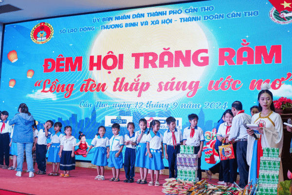 Chương trình Vui Tết Trung Thu do Sở Lao Động - Thương binh và Xã hội phối hợp cùng Thành đoàn Cần Thơ tổ chức