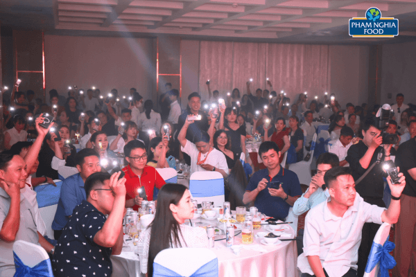 Những ánh đèn flash tạo nên không gian ấm cúng, ý nghĩa tại sự kiện New Year Party 2025 chào đón năm mới