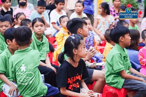 Các em nhỏ say sưa thưởng thức chương trình, tạo nên một không gian tràn đầy niềm vui và tiếng cười.