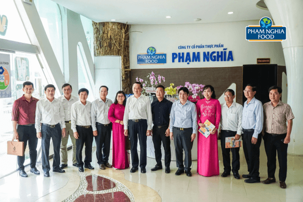 Tổng giám đốc Phạm Trọng Nghĩa chụp ảnh lưu niệm cùng đoàn công tác do ông Dương Tấn Hiển - Ủy viên Ban Thường vụ Thành ủy, Phó Chủ tịch Thường trực UBND thành phố - dẫn đầu đến thăm và chúc Tết nhân dịp khai xuân đầu năm