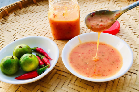 Không cần ra tiệm, bạn hoàn toàn có thể pha nước chấm chua cay mặn ngọt đúng gu chỉ với vài nguyên liệu dễ tìm!
