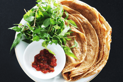 Dai giòn nóng hổi, chấm mắm ớt chua cay, ăn kèm rau sống… bánh tráng chả cá là món ăn dân dã ai cũng nên thử một lần
