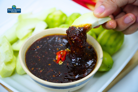 Lý tưởng cho người thích vị cay tinh tế – Xốt Tôm Tiêu Đen giúp món ăn thêm dậy mùi và đậm chất Việt