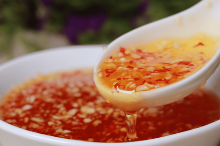 Dùng kèm ghẹ hấp, cua luộc, cá chiên giòn hay hải sản nướng đều cực kỳ hợp vị, giúp món ăn thêm tròn vị mà không bị gắt