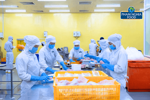 Được sản xuất tại nhà máy đạt chuẩn ISO 22000:2018 – Chả Thát Lát Bánh Tráng Phạm Nghĩa Food an tâm từ chất lượng