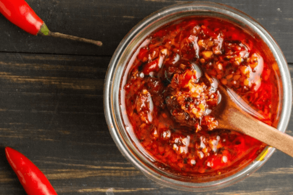 Màu đỏ hấp dẫn cùng hương thơm cay nồng – đặc trưng không thể nhầm lẫn của xốt sa tế