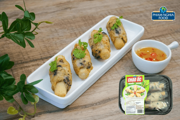 Hình ảnh Chạo Ốc cuốn quanh thanh mía thơm, mang đến hương vị sần sật lạ miệng
